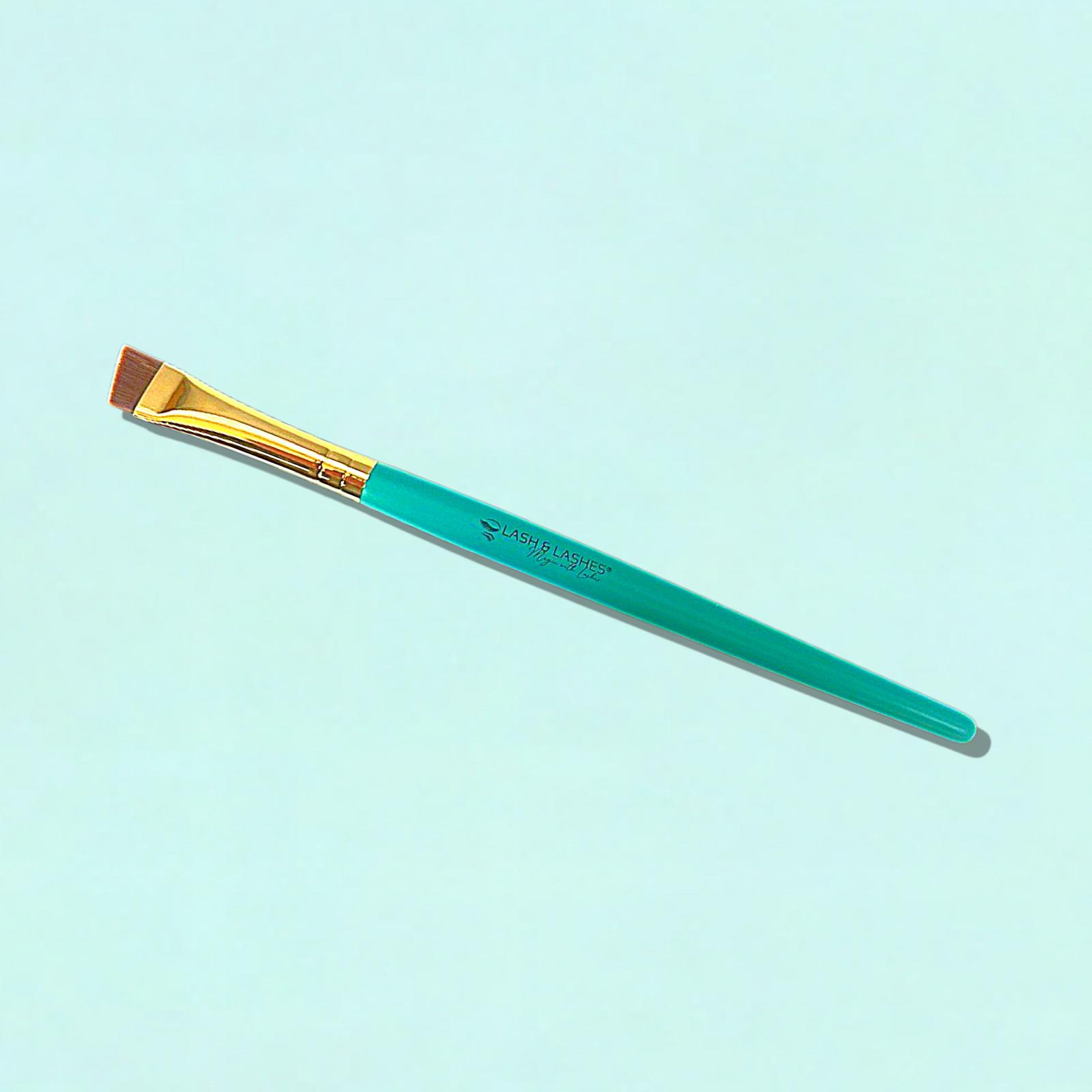 Dünner, abgeschrägter Pinsel zum Färben der Augenbrauen